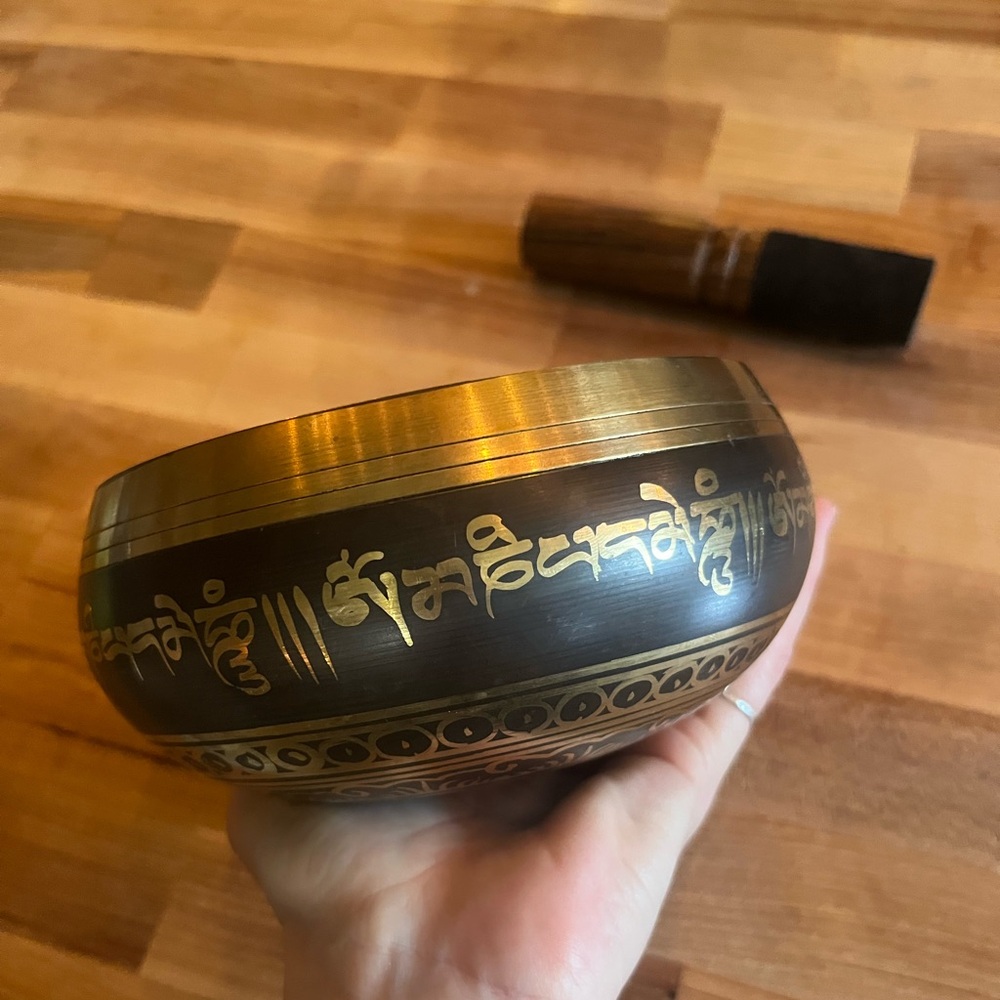 Tibet Sahasrara Singing Bowl Crown Chakra B Note Singing Bowl with Mallet - Picture 8 of 11